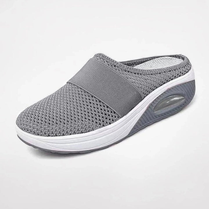 Chaussons Lucienne pour femme ergonomiques avec semelle antidérapante, soutien optimal pour la maison et les promenades douces.