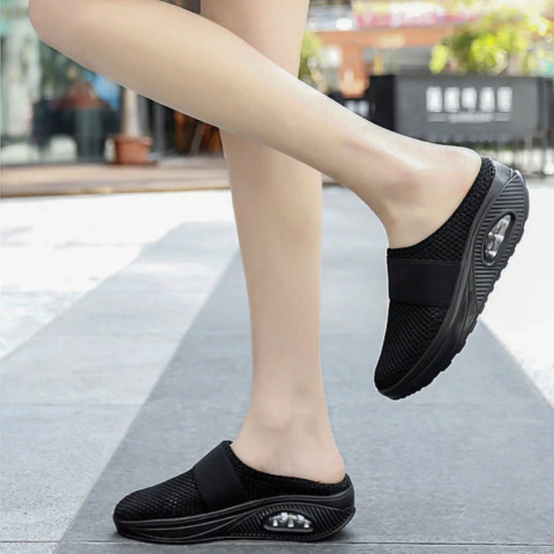 Chaussons Lucienne pour femme ergonomiques avec semelle antidérapante, soutien optimal pour la maison et les promenades douces.