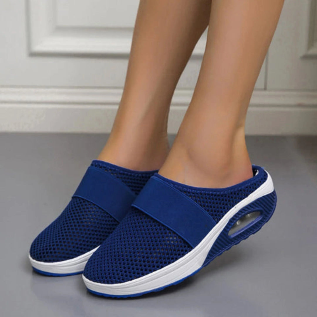 Chaussons Lucienne pour femme ergonomiques avec semelle antidérapante, soutien optimal pour la maison et les promenades douces.