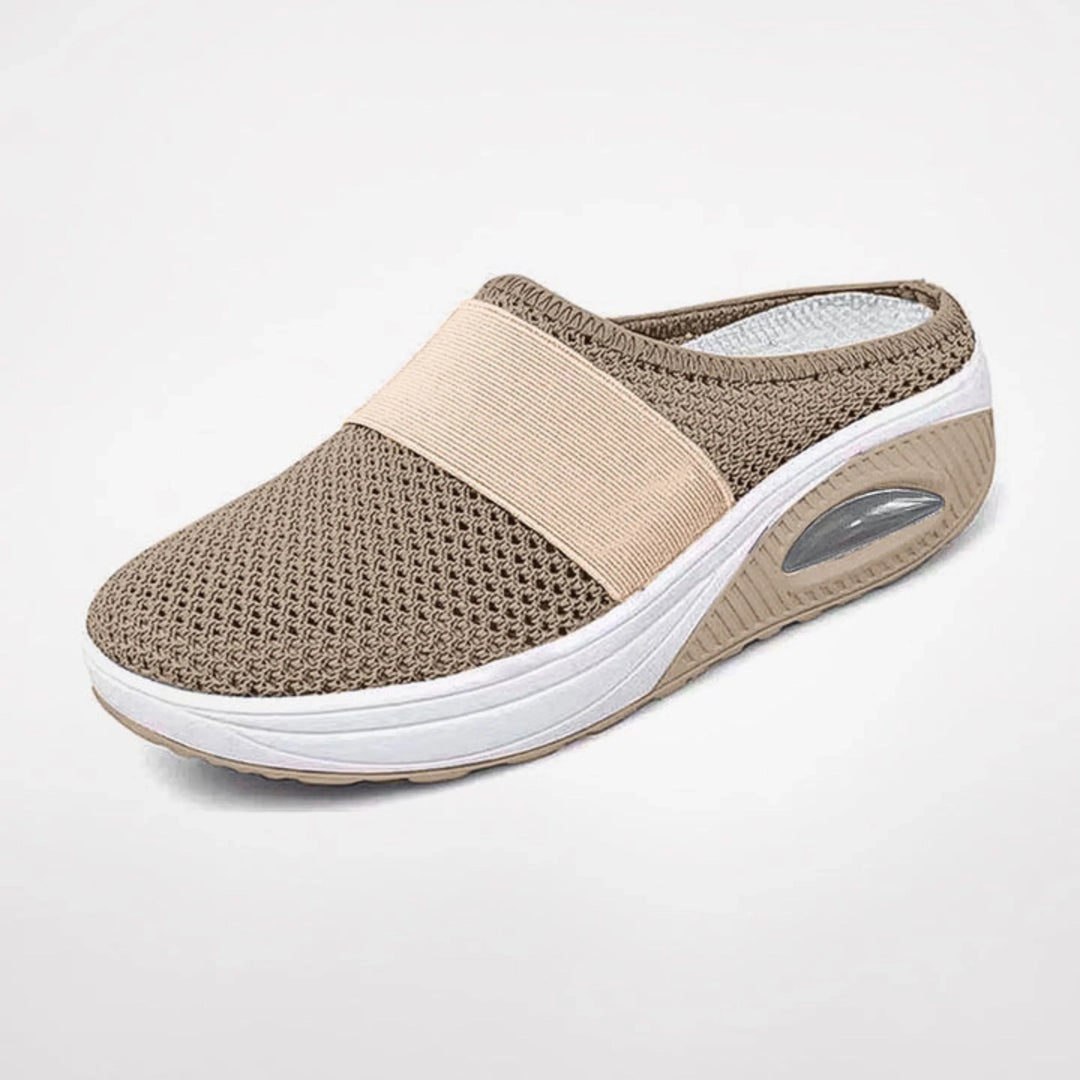 Chaussons Lucienne pour femme ergonomiques avec semelle antidérapante, soutien optimal pour la maison et les promenades douces.