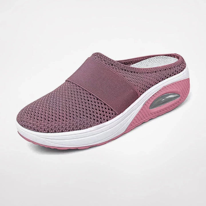 Chaussons Lucienne pour femme ergonomiques avec semelle antidérapante, soutien optimal pour la maison et les promenades douces.