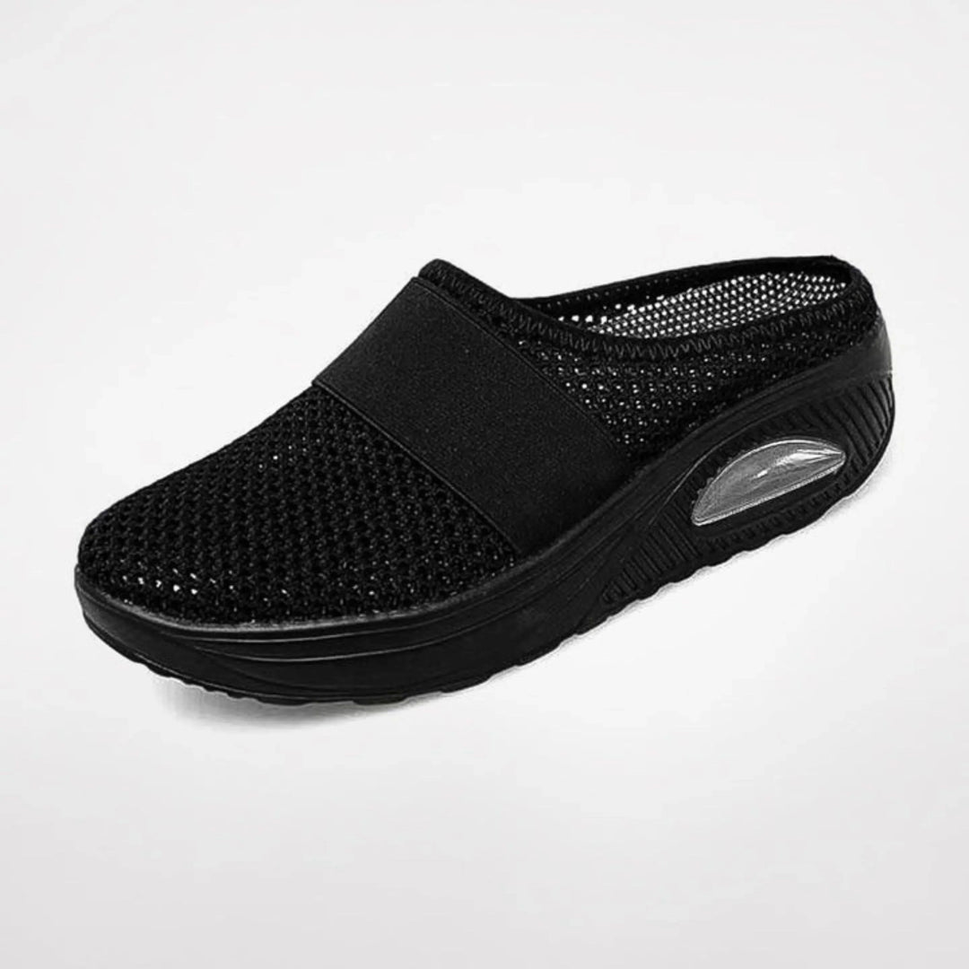 Chaussons Lucienne pour femme ergonomiques avec semelle antidérapante, soutien optimal pour la maison et les promenades douces.