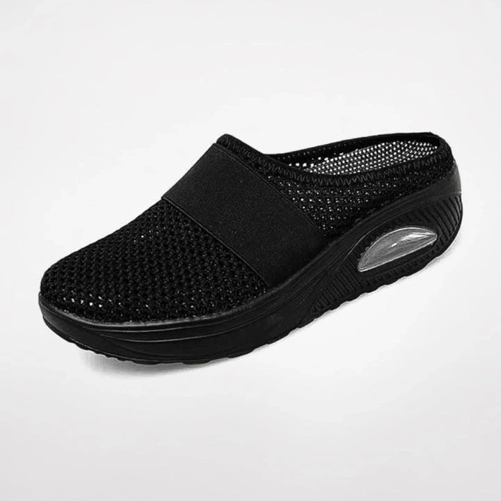 Chaussons Lucienne pour femme ergonomiques avec semelle antidérapante, soutien optimal pour la maison et les promenades douces.