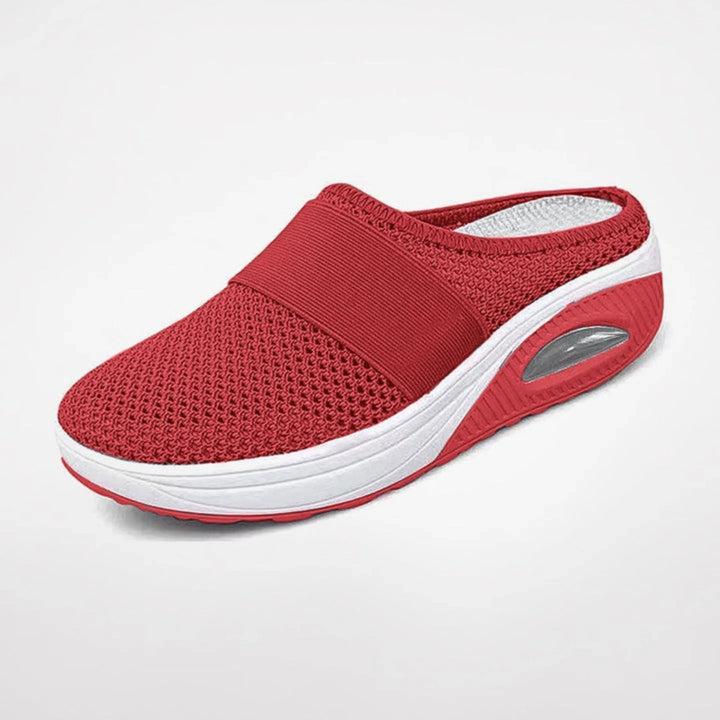 Chaussons Lucienne pour femme ergonomiques avec semelle antidérapante, soutien optimal pour la maison et les promenades douces.