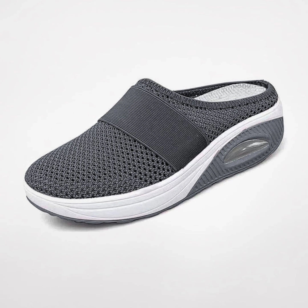 Chaussons Lucienne pour femme ergonomiques avec semelle antidérapante, soutien optimal pour la maison et les promenades douces.