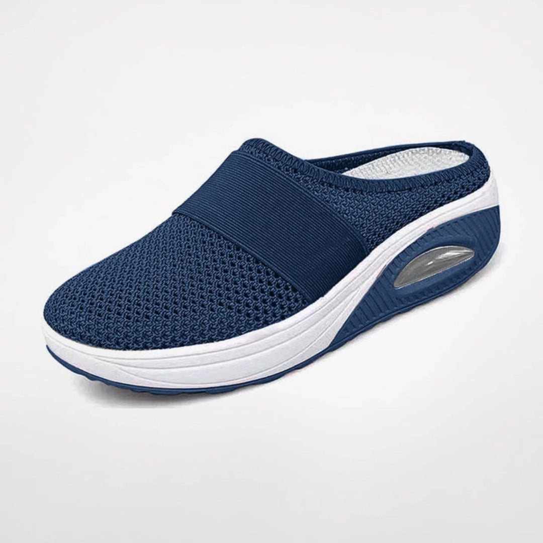 Chaussons Lucienne pour femme ergonomiques avec semelle antidérapante, soutien optimal pour la maison et les promenades douces.