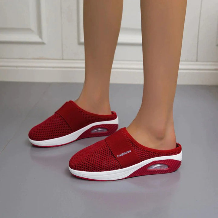 Chaussons Lucienne pour femme ergonomiques avec semelle antidérapante, soutien optimal pour la maison et les promenades douces.