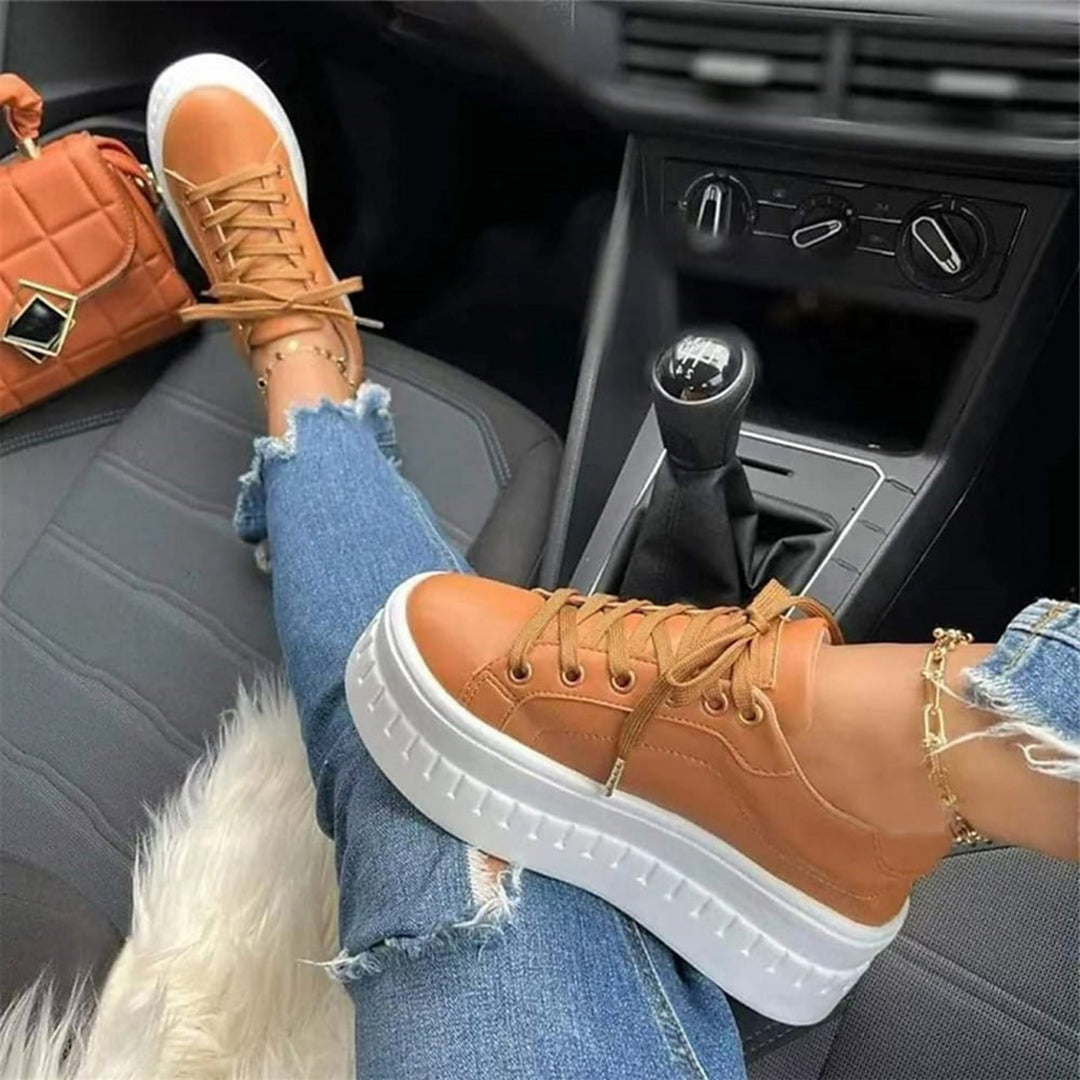 Sneakers Charline pour femme à semelle épaisse, design moderne et touche audacieuse pour tenues casual et chic.