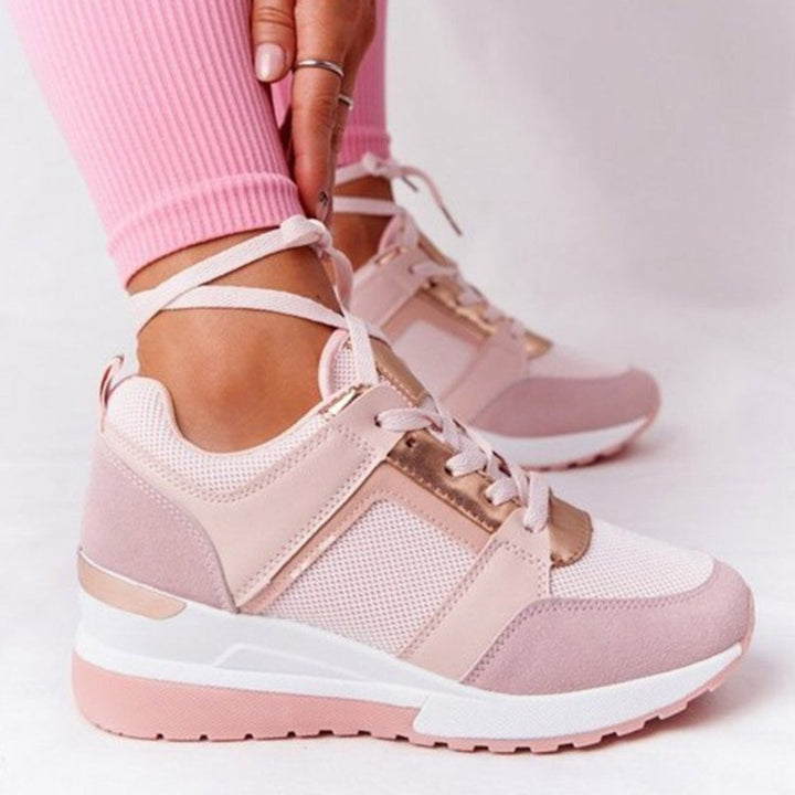 Baskets compensées Géraldine pour femme, effet compensé élégant et conception confortable pour un look sophistiqué au quotidien.