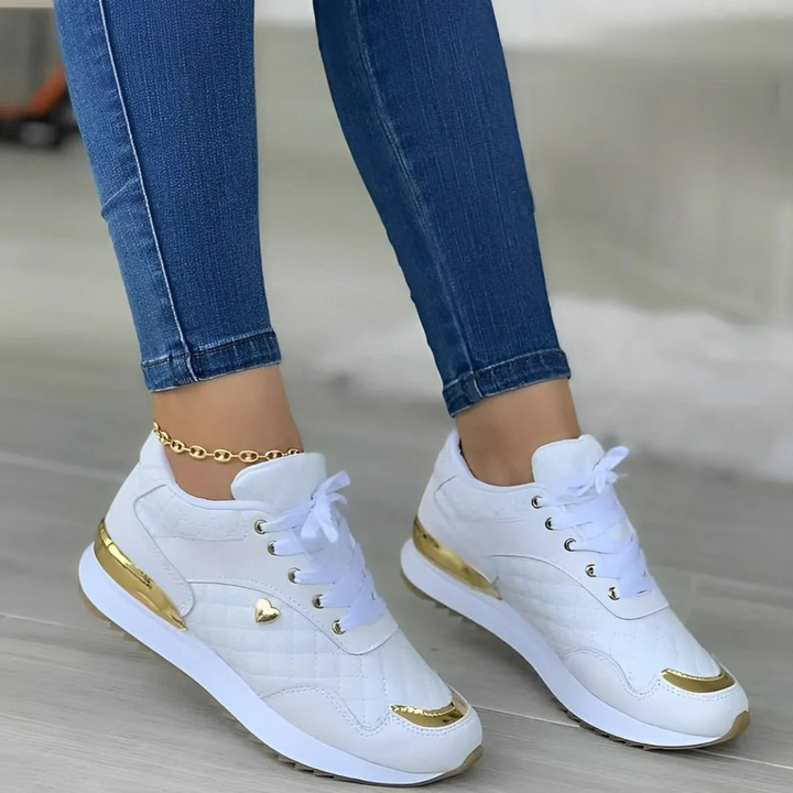 Baskets Cyrielle pour femme à conception ergonomique, semelle innovante adaptée aux journées actives et port sportif quotidien.