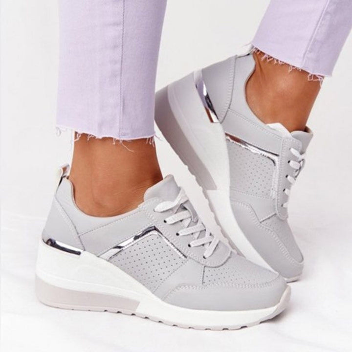 Baskets compensées Géraldine pour femme, effet compensé élégant et conception confortable pour un look sophistiqué au quotidien.