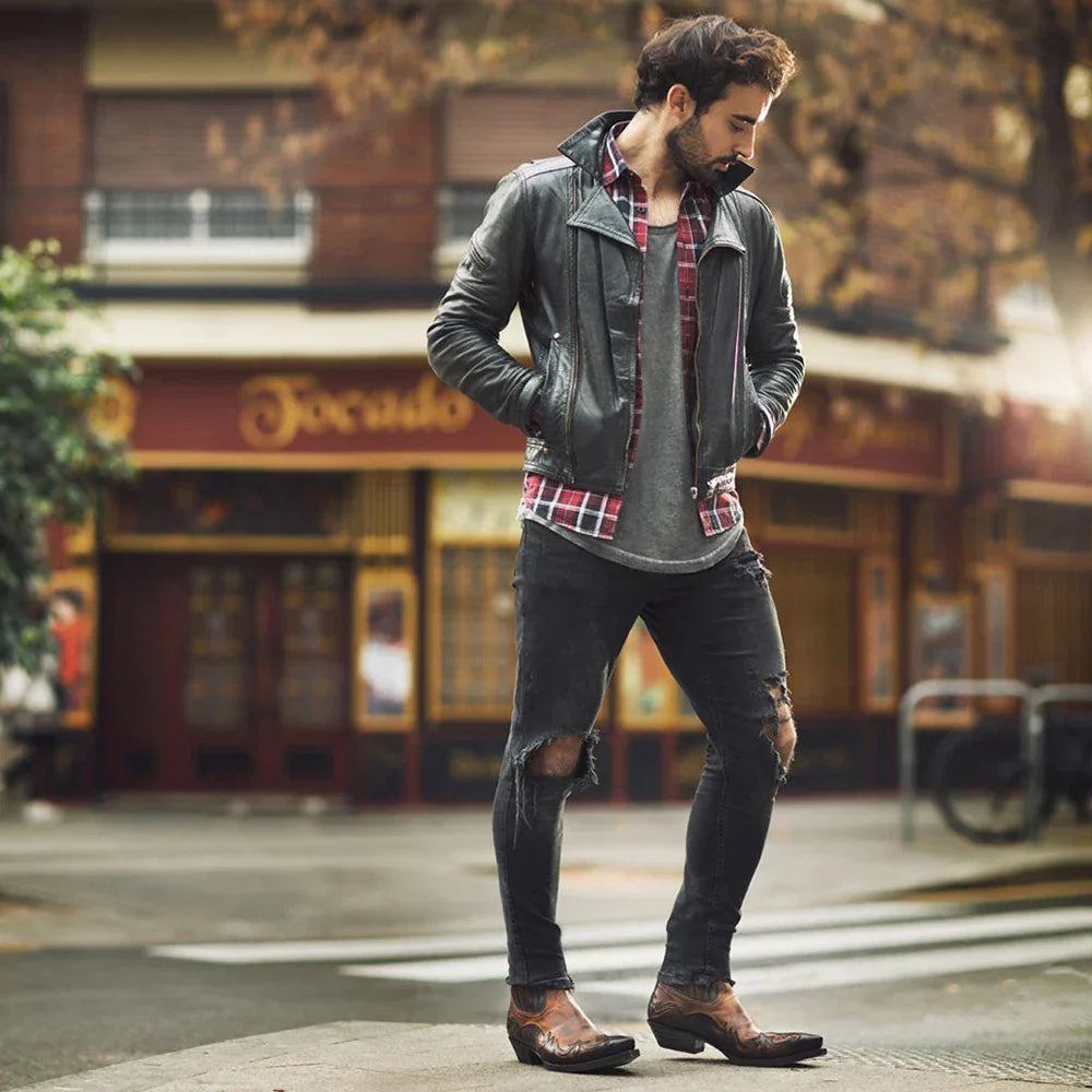 Bottes Yolande pour femme à style western, broderies travaillées et talon haut audacieux pour un look intemporel.