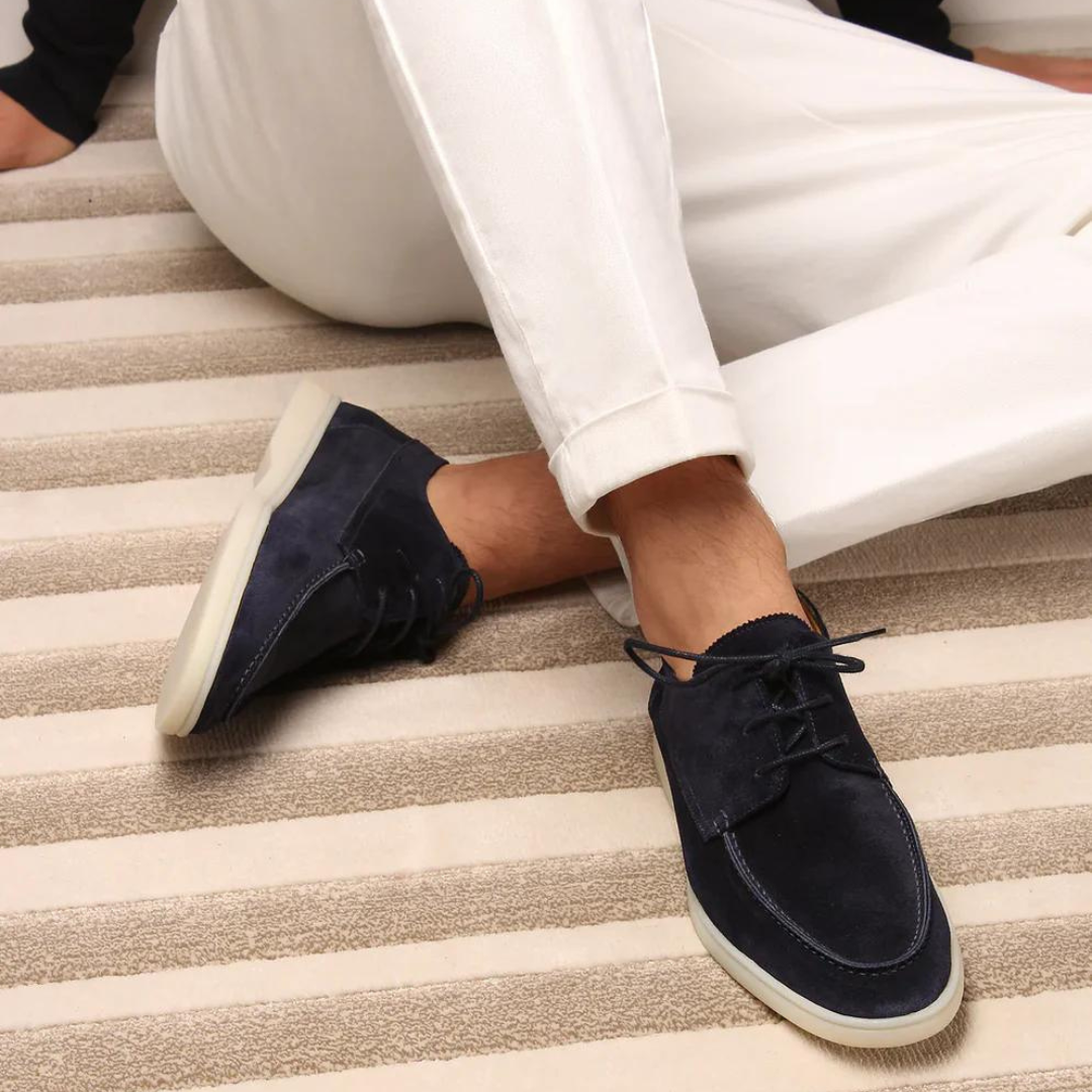 Mocassins Cyrille pour homme à lacets classiques, finition travaillée et silhouette polyvalente adaptée au quotidien soigné.
