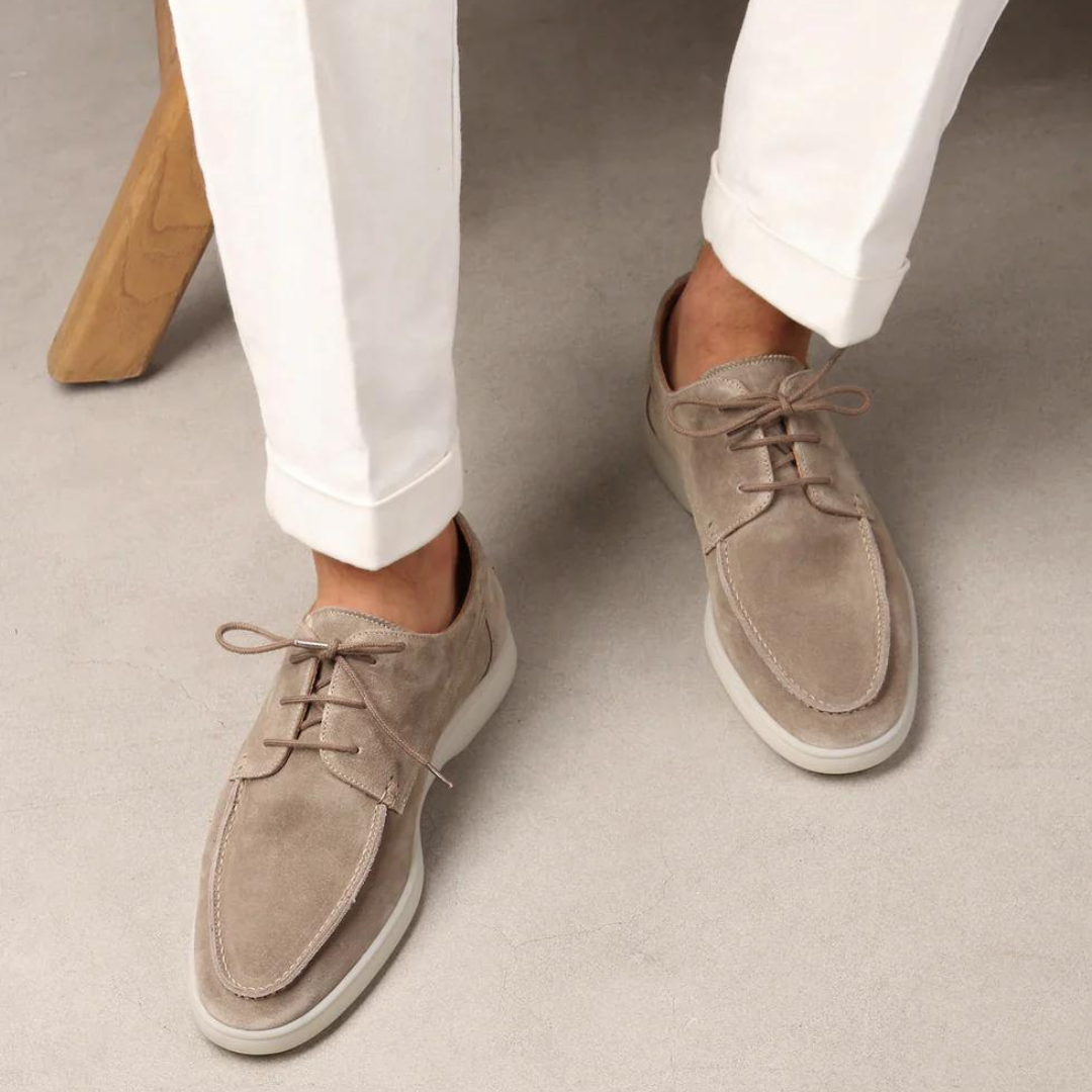 Mocassins Cyrille pour homme à lacets classiques, finition travaillée et silhouette polyvalente adaptée au quotidien soigné.