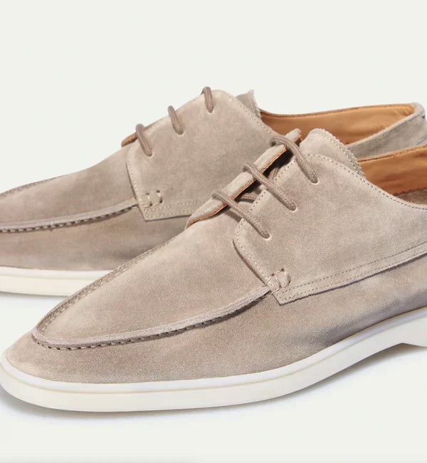 Mocassins Cyrille pour homme à lacets classiques, finition travaillée et silhouette polyvalente adaptée au quotidien soigné.
