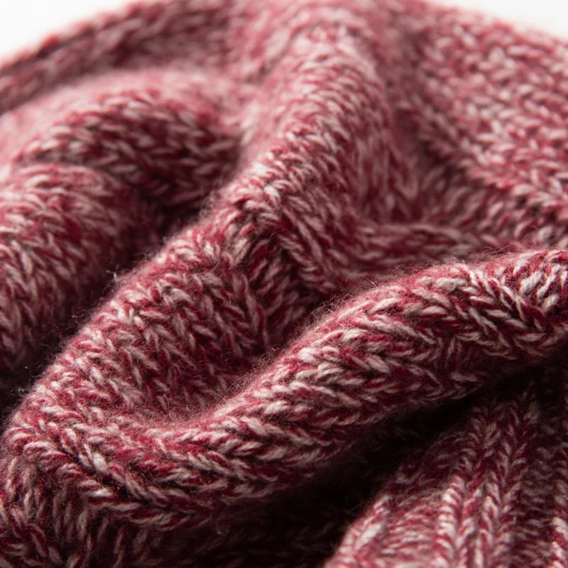 Bonnet en Maille Tricotée pour Femme avec Motif Torsadé et Revers