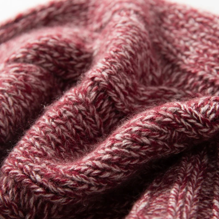 Bonnet en Maille Tricotée pour Femme avec Motif Torsadé et Revers
