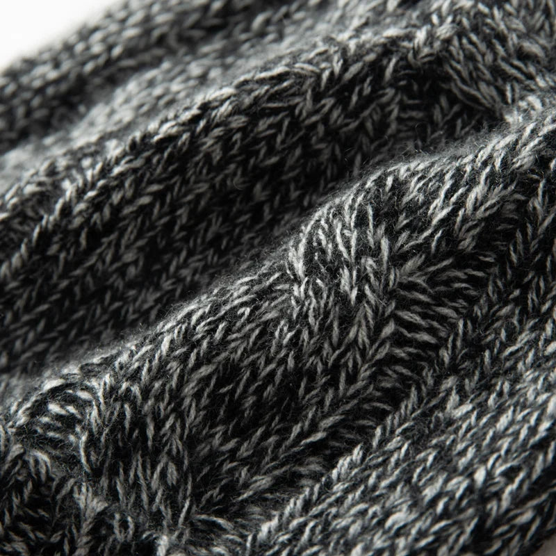Bonnet en Maille Tricotée pour Femme avec Motif Torsadé et Revers