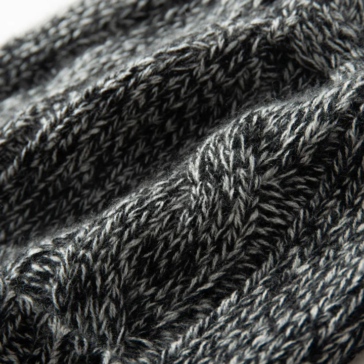 Bonnet en Maille Tricotée pour Femme avec Motif Torsadé et Revers