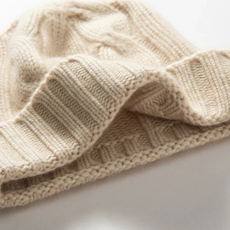 Bonnet en Maille Tricotée pour Femme avec Motif Torsadé et Revers