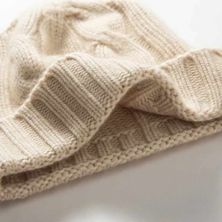 Bonnet en Maille Tricotée pour Femme avec Motif Torsadé et Revers