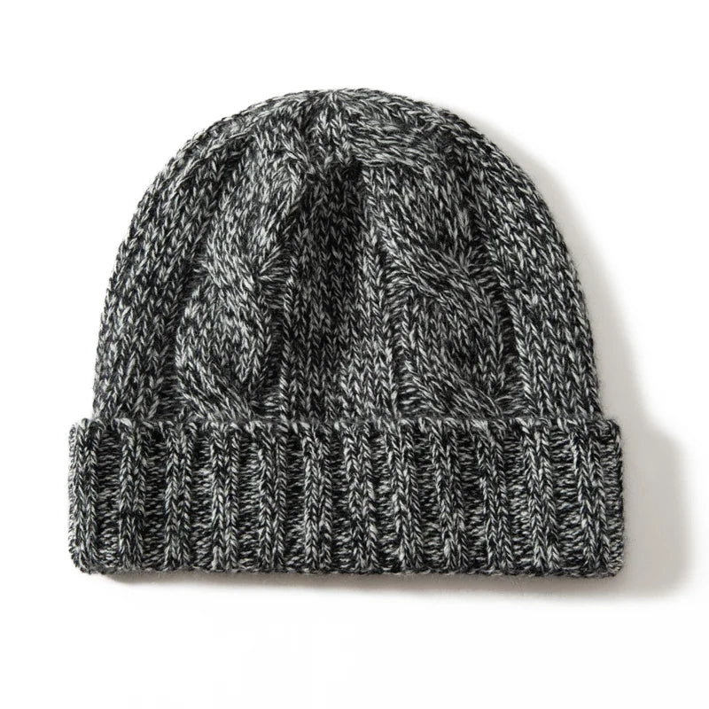 Bonnet en Maille Tricotée pour Femme avec Motif Torsadé et Revers