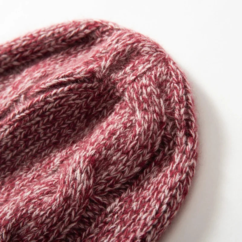 Bonnet en Maille Tricotée pour Femme avec Motif Torsadé et Revers