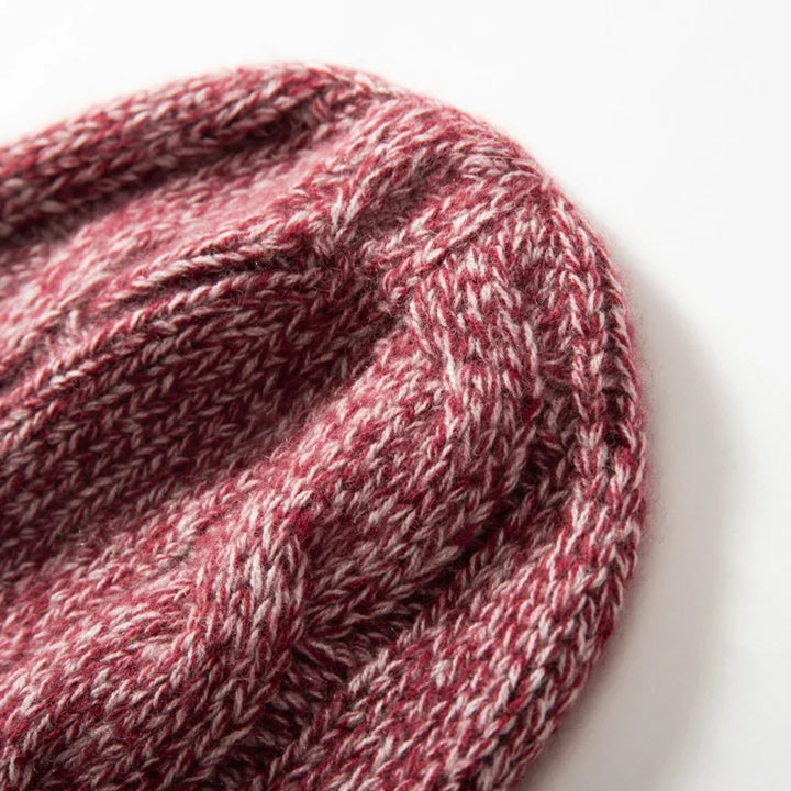 Bonnet en Maille Tricotée pour Femme avec Motif Torsadé et Revers