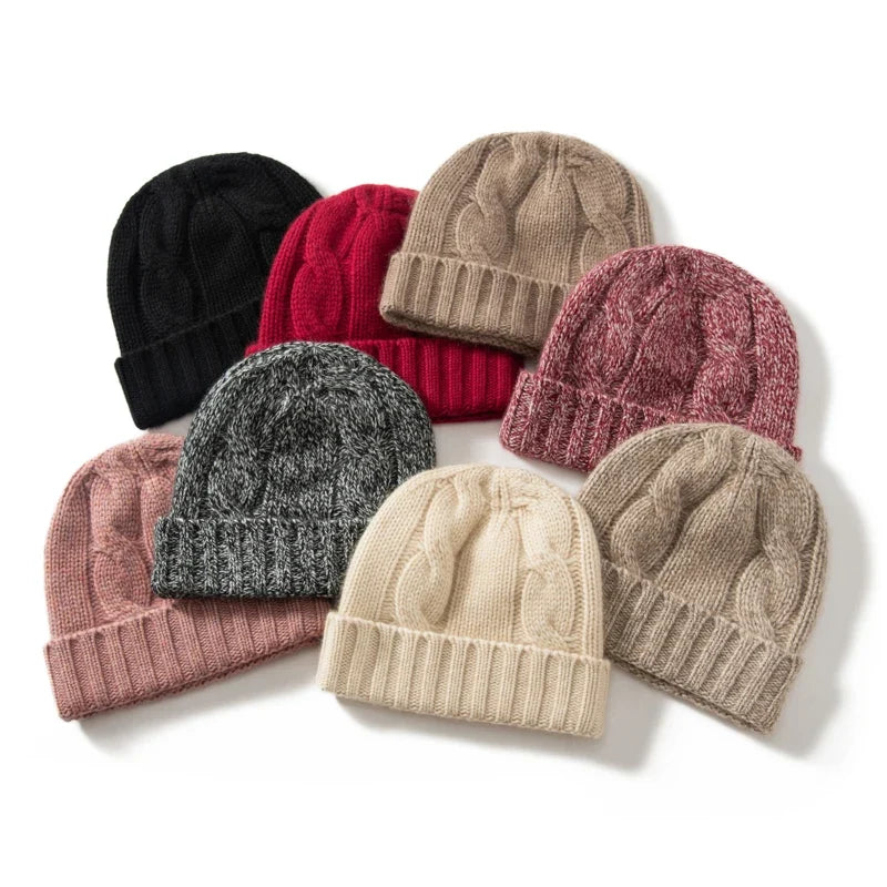 Bonnet en Maille Tricotée pour Femme avec Motif Torsadé et Revers