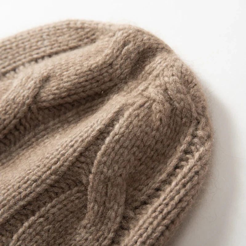 Bonnet en Maille Tricotée pour Femme avec Motif Torsadé et Revers