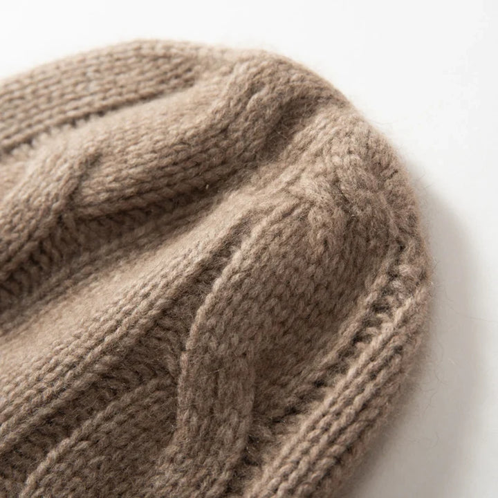 Bonnet en Maille Tricotée pour Femme avec Motif Torsadé et Revers