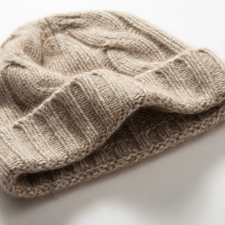 Bonnet en Maille Tricotée pour Femme avec Motif Torsadé et Revers