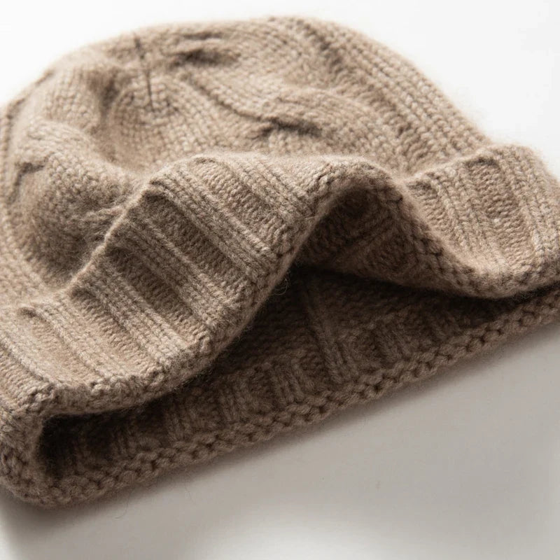 Bonnet en Maille Tricotée pour Femme avec Motif Torsadé et Revers