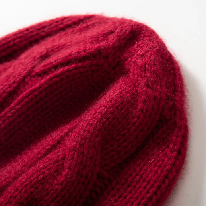 Bonnet en Maille Tricotée pour Femme avec Motif Torsadé et Revers
