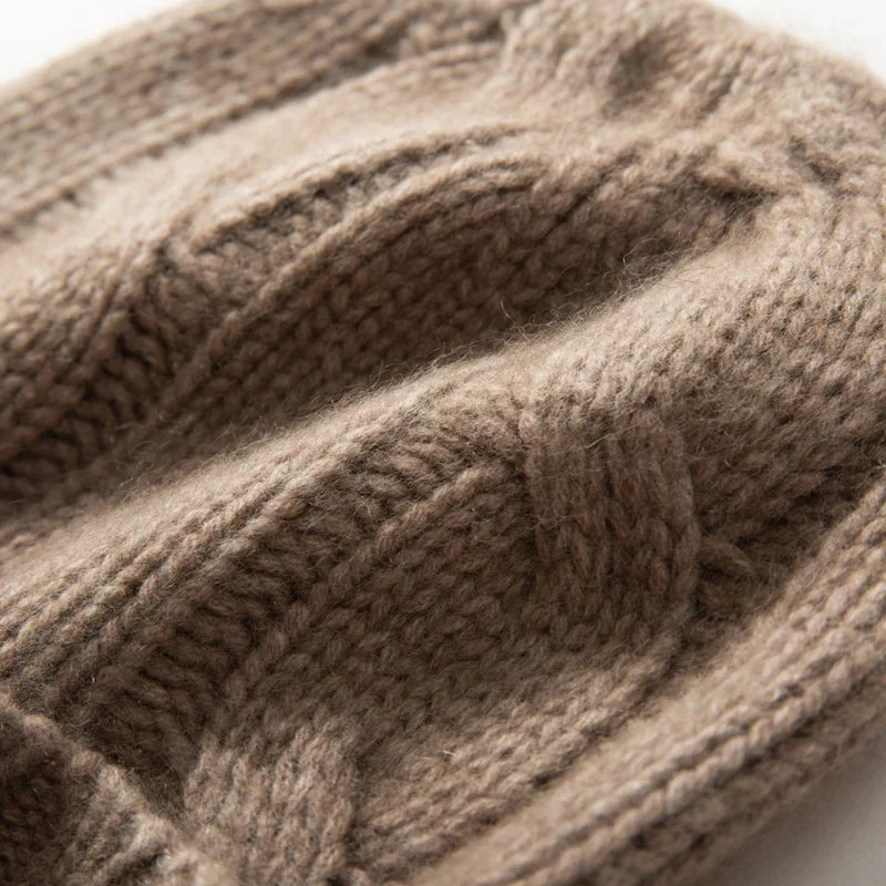 Bonnet en Maille Tricotée pour Femme avec Motif Torsadé et Revers