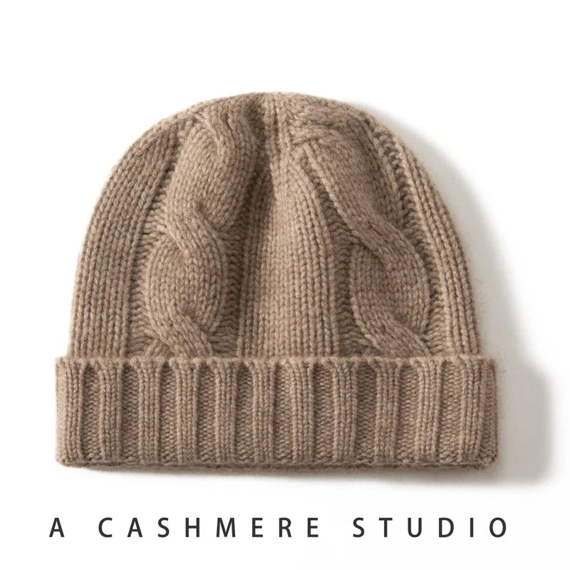 Bonnet en Maille Tricotée pour Femme avec Motif Torsadé et Revers