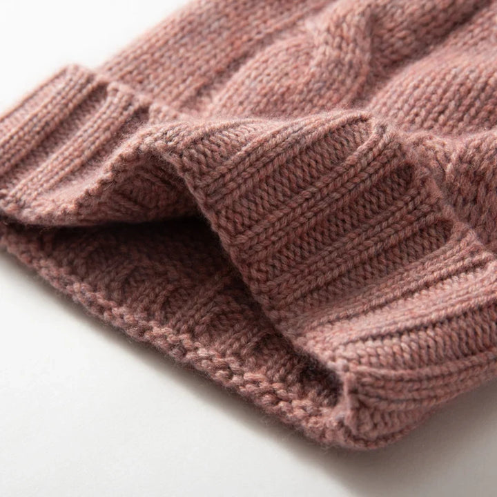 Bonnet en Maille Tricotée pour Femme avec Motif Torsadé et Revers