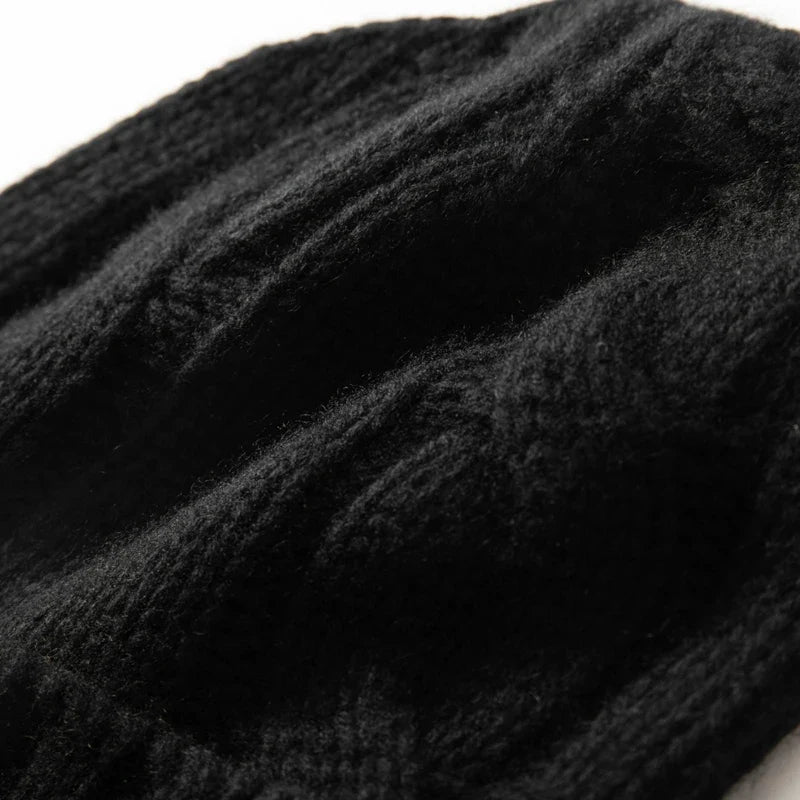 Bonnet en Maille Tricotée pour Femme avec Motif Torsadé et Revers