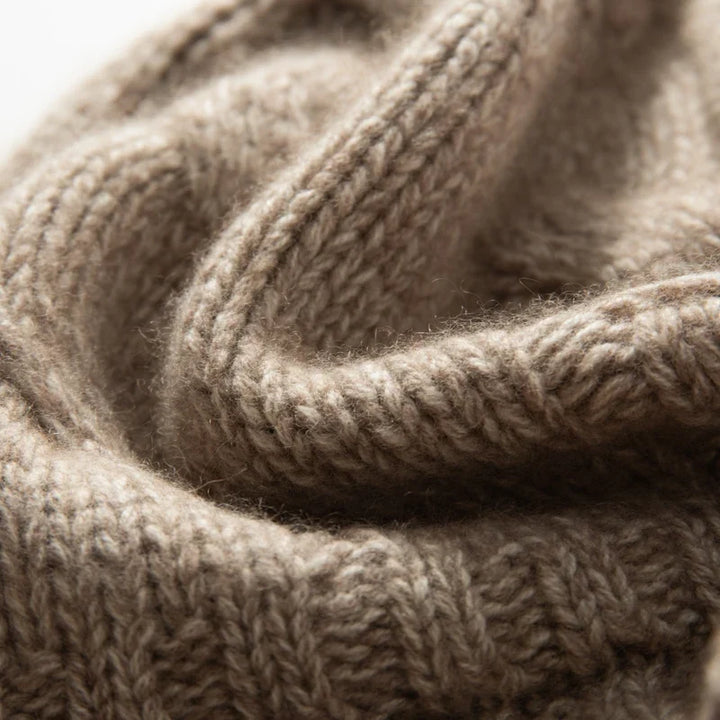 Bonnet en Maille Tricotée pour Femme avec Motif Torsadé et Revers