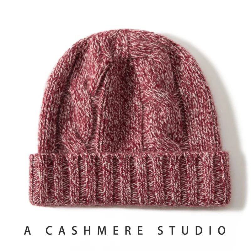 Bonnet en Maille Tricotée pour Femme avec Motif Torsadé et Revers
