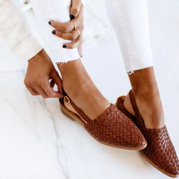 Sandales Albertine pour femme à bout pointu et texture tissée raffinée, allure élégante pour sorties estivales et fêtes en plein air.