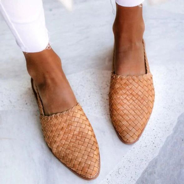 Sandales Albertine pour femme à bout pointu et texture tissée raffinée, allure élégante pour sorties estivales et fêtes en plein air.