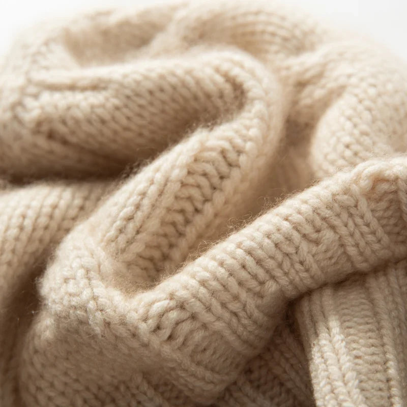 Bonnet en Maille Tricotée pour Femme avec Motif Torsadé et Revers