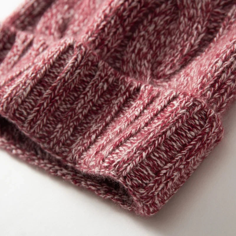 Bonnet en Maille Tricotée pour Femme avec Motif Torsadé et Revers