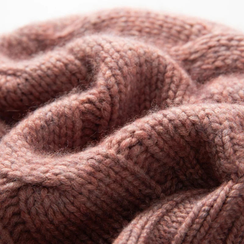 Bonnet en Maille Tricotée pour Femme avec Motif Torsadé et Revers