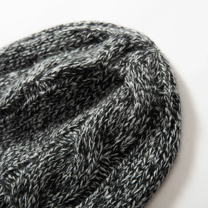 Bonnet en Maille Tricotée pour Femme avec Motif Torsadé et Revers