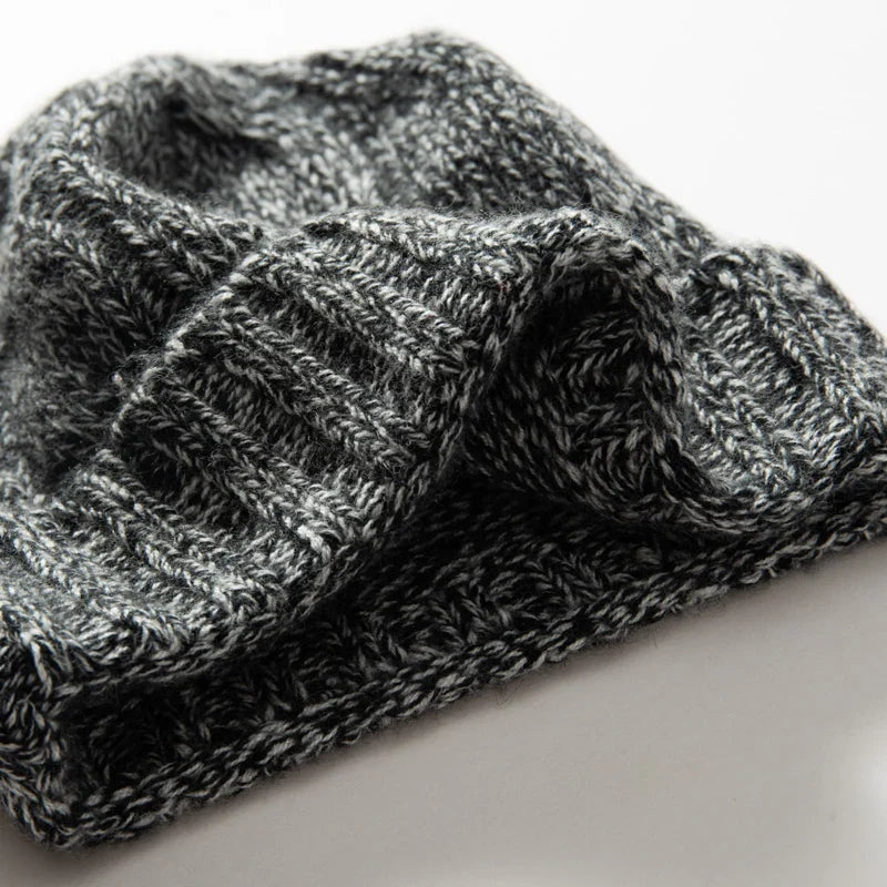 Bonnet en Maille Tricotée pour Femme avec Motif Torsadé et Revers
