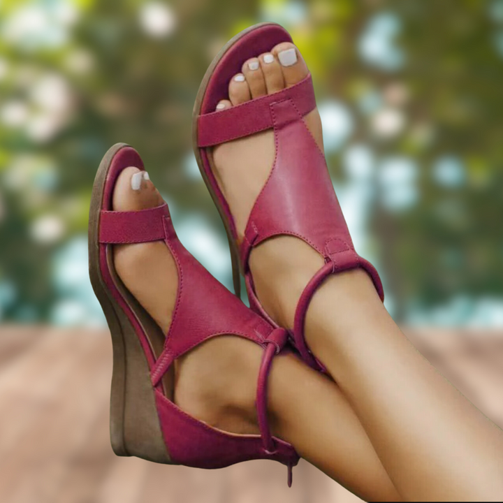 Sandales Adelphine pour femme à style vintage, brides ouvertes et semelle compensée pour un charme rétro estival.
