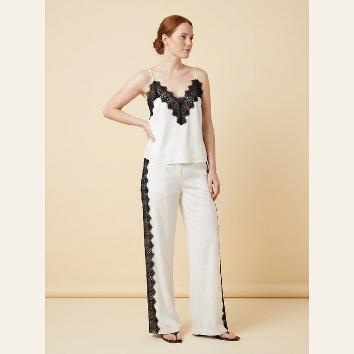 Ensemble de détente femme avec dentelle et pantalon large