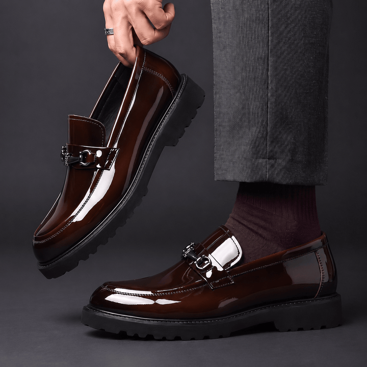 Mocassins Homme en Cuir Verni avec Mors Métallique et Semelle Crantée